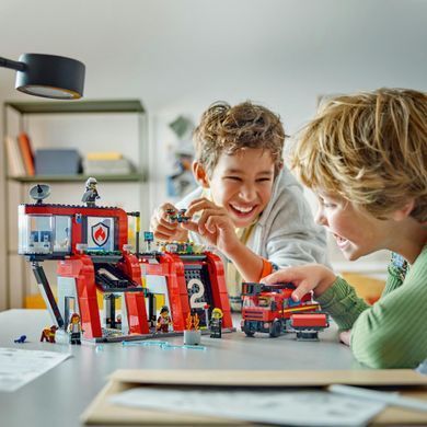 Набір LEGO City Пожежне депо з пожежною машиною