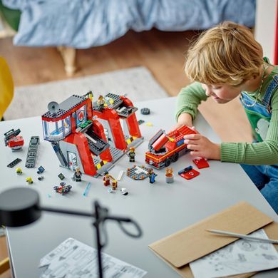 Набір LEGO City Пожежне депо з пожежною машиною