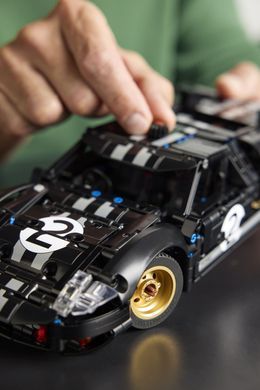 Набір LEGO Technic Автомобіль для перегонів Ford GT40 MKII 1966 року