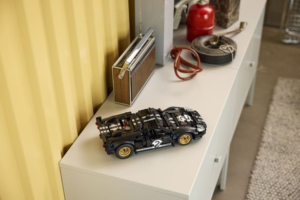 Набір LEGO Technic Автомобіль для перегонів Ford GT40 MKII 1966 року