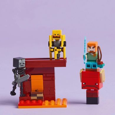 Набір LEGO Minecraft Битва з лавою в Незері