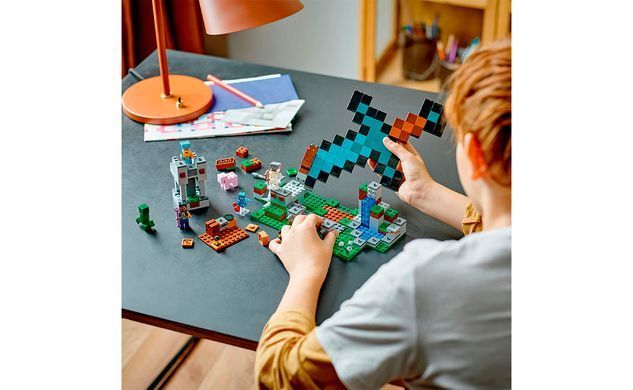 Конструктор LEGO Minecraft Форпост із мечем