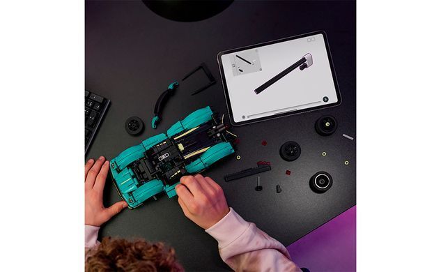 Набір LEGO Technic Aston Martin Valkyrie