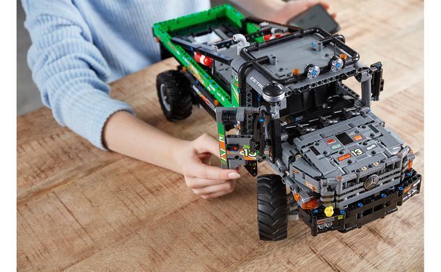 Конструктор LEGO Technic Повнопривідна вантажівка для випробувань Mercedes-Benz Zetros 2129 деталей (42129)
