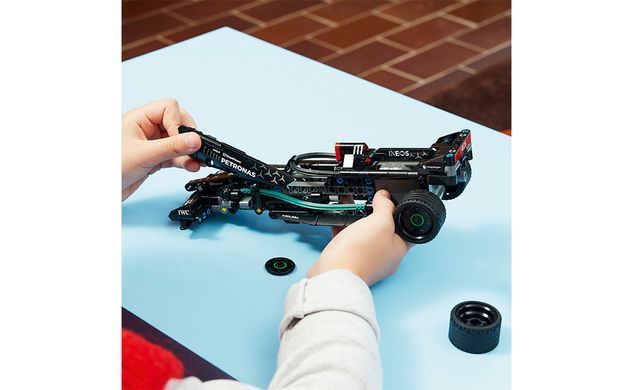 Конструктор LEGO Technic Mercedes-AMG F1 W14 E Performance Pull-Back 240 деталей (42165)