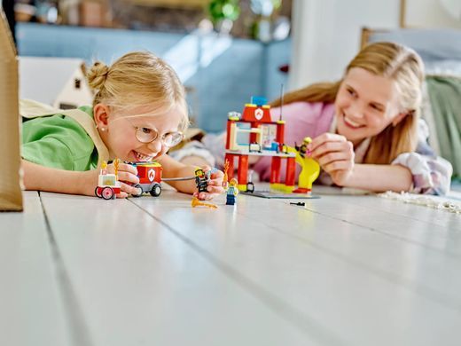 Конструктор LEGO City Fire Department Пожежне депо та пожежна машина 153 деталі (60375)