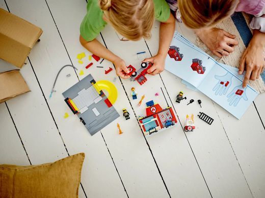 Конструктор LEGO City Fire Department Пожежне депо та пожежна машина 153 деталі (60375)