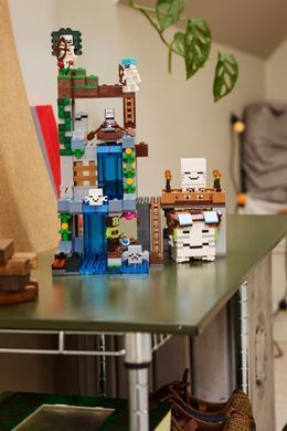 Набір LEGO Minecraft Станція ґастів